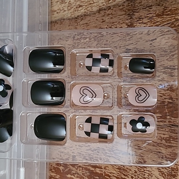 2/$16 Black Hearts & Flowers Press On Nails - Picture 12 of 13